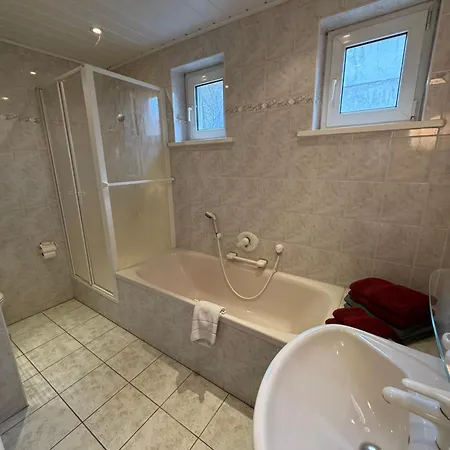 Fuer Familientreffen Mit Grossem Garten, 4 Schlafzimmer, 2 Baeder, Parkplaetze
